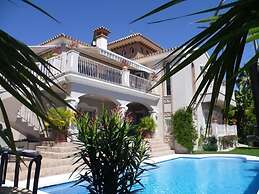 Luxury Villa With Pool & Jacuzzi