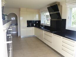 Luxury Villa With Pool & Jacuzzi