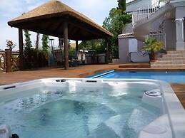 Luxury Villa With Pool & Jacuzzi