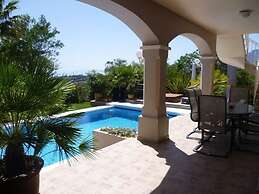 Luxury Villa With Pool & Jacuzzi