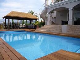 Luxury Villa With Pool & Jacuzzi