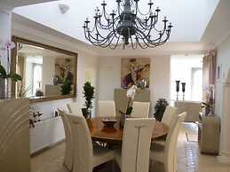 Luxury Villa With Pool & Jacuzzi