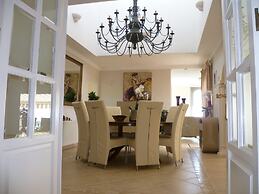 Luxury Villa With Pool & Jacuzzi