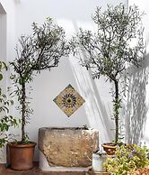 A Real Oasis In Colonial Style Villa