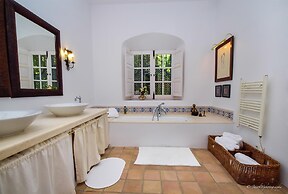 A Real Oasis In Colonial Style Villa