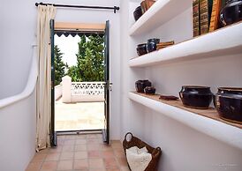 A Real Oasis In Colonial Style Villa