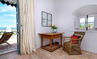 A Real Oasis In Colonial Style Villa