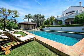 A Real Oasis In Colonial Style Villa