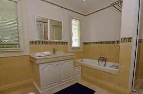 Exquisite Villa 50m To Beach