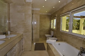 Exquisite Villa 50m To Beach