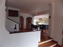 Very Pretty House In Great Location