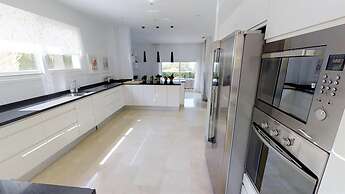Exquisite Villa Near Beach - Heated Pool