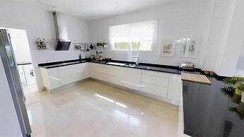 Exquisite Villa Near Beach - Heated Pool