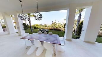 Exquisite Villa Near Beach - Heated Pool