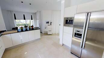 Exquisite Villa Near Beach - Heated Pool