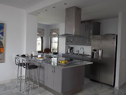 Apartment With Sea View In Puerto Banus