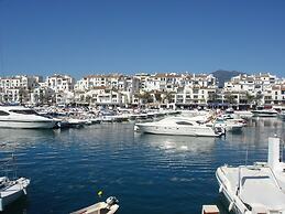Beachside Apartment Near Puerto Banus