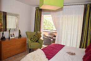 Semi Detached Townhouse Near The Beach