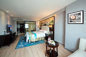 Ramada by Wyndham Encore Kaili West