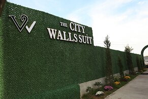 The City Walls Suit Hotel
