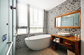 Sky Gem Central Hotel