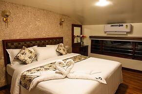 Upper Deck Houseboat