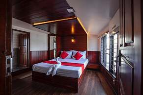 Upper Deck Houseboat