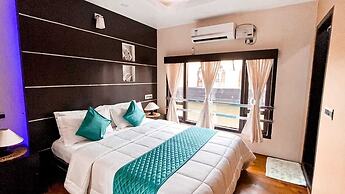 Upper Deck Houseboat