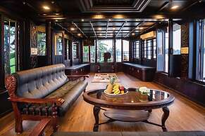 Upper Deck Houseboat