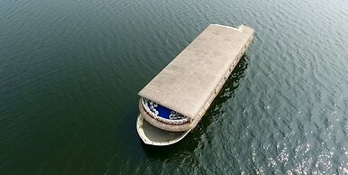 Upper Deck Houseboat