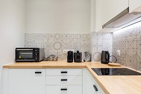 UPSTREET Sleek Flat in Central Syntagma