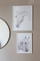 UPSTREET Urban Chic 1BD Apartment- Hilton area