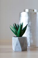 UPSTREET Urban Chic 1BD Apartment- Hilton area