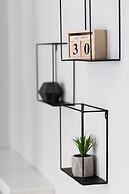 UPSTREET Acropolis Core Bright Modern Apt