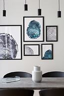 UPSTREET Acropolis Core Bright Modern Apt