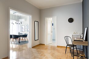 UPSTREET Acropolis Core Bright Modern Apt