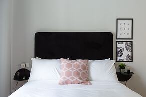 UPSTREET Acropolis Core Bright Modern Apt
