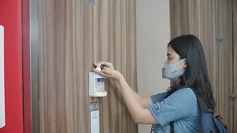 RedDoorz Plus near Hayam Wuruk 2