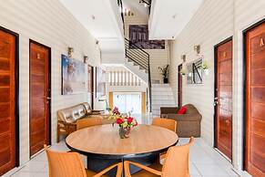 RedDoorz Plus near Hayam Wuruk 2