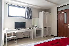 RedDoorz Plus @ Sawah Besar