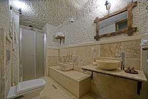 Risus Cave Suites