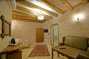 Risus Cave Suites