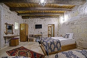 Risus Cave Suites