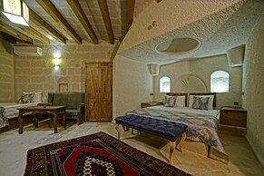 Risus Cave Suites