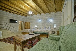 Risus Cave Suites