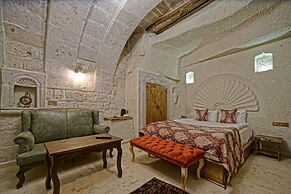 Risus Cave Suites