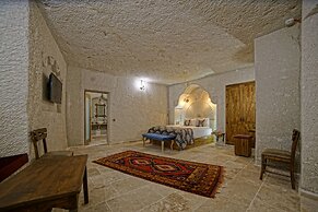 Risus Cave Suites