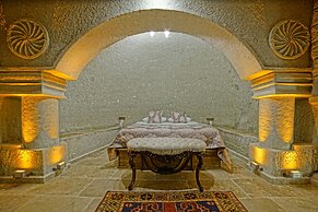 Risus Cave Suites