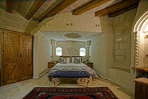 Risus Cave Suites