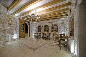 Risus Cave Suites